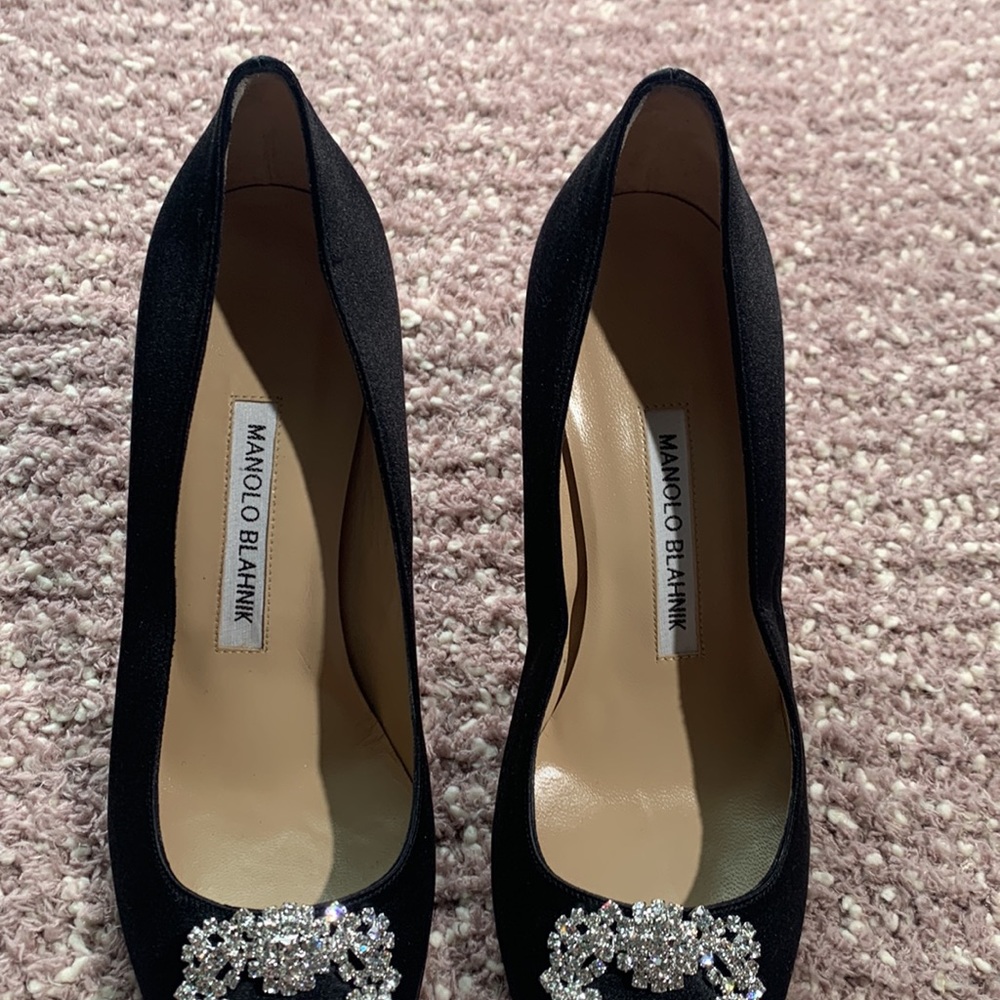 MANOLO BLAHNIK
Hangisi 70mm Pump - Picture 10 of 15